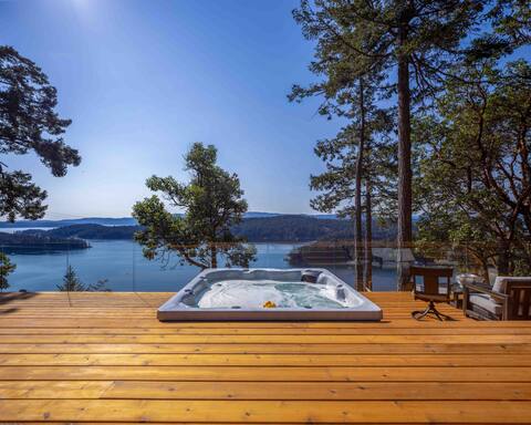 The sunset cabin with hot tub on Galiano