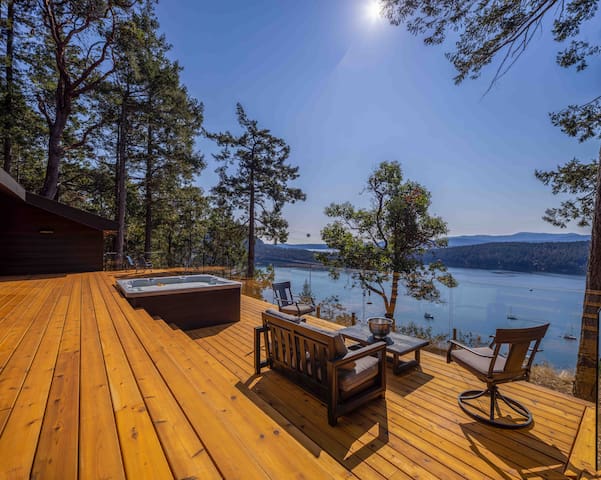 The sunset cabin with hot tub on Galiano gallery image 3