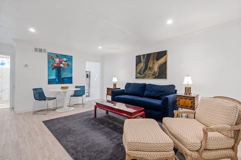 Popular Airbnb listing: Cozy Comfortable Classic Oaklawn Apartment in Turtle Creek
