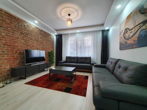Popular Airbnb listing: Apartment with Garden in Historical Sultanahmet in Fatih