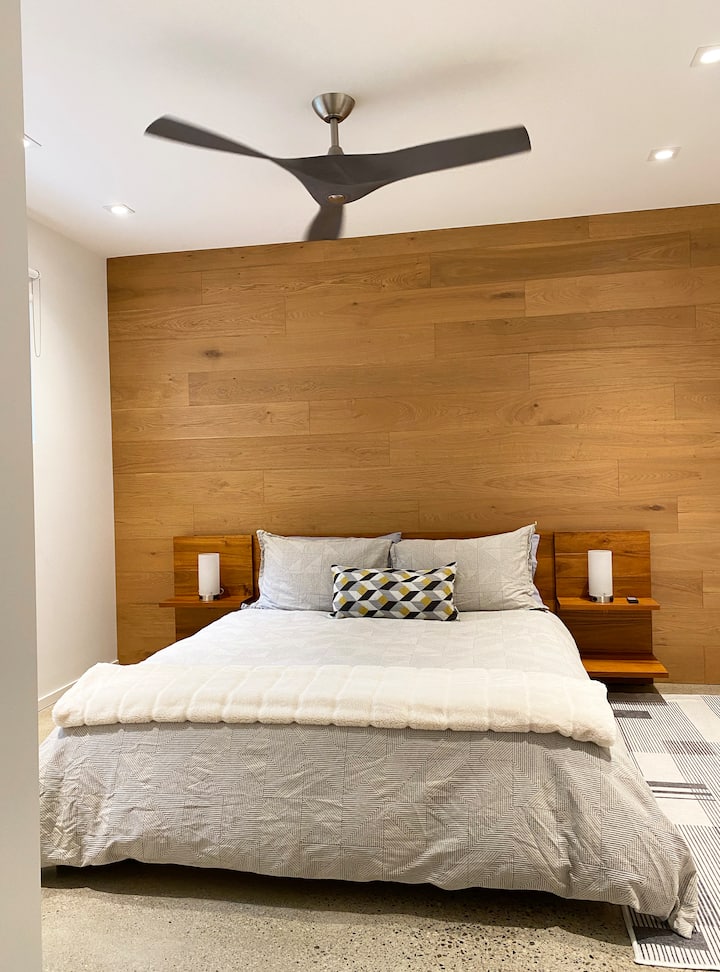 Hyggeligt og roligt soveværelse har en queensize-seng med Tempur-Pedic®-madras. Sengetøj af egyptisk bomuld, ekstra tæpper og puder. Loftsventilator, kommode og garderobe. Mørklægningsgardiner, bordlamper med berøringskontrol og mulighed for at oplade enheder.
