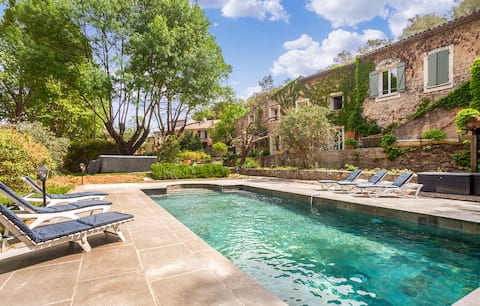 Villa for 12 people with pool & hot tub – village within walking distance
