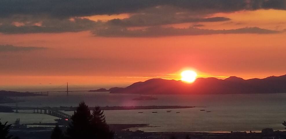 Spectacular Bay Views, Steps from Redwood Park!