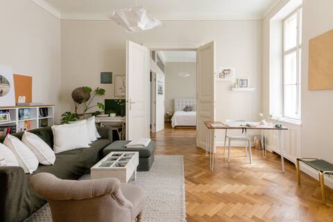 Popular Airbnb listing: Modern apartment with balcony in Margareten