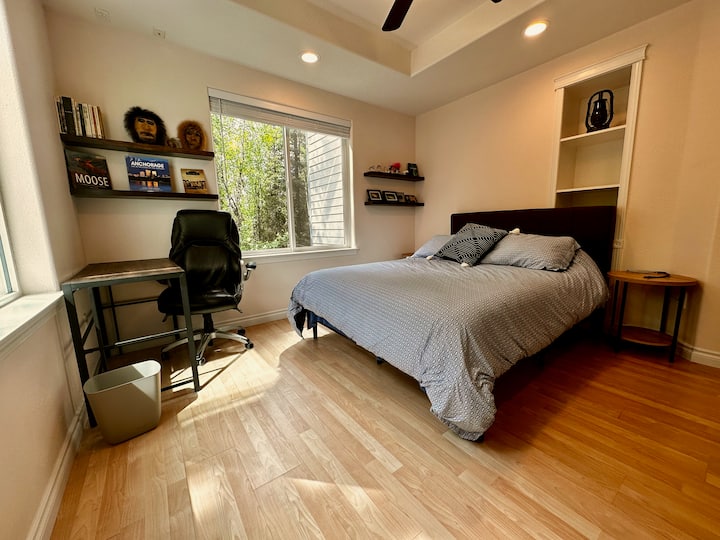 Queen Room - Comfortable bed with a great view. 