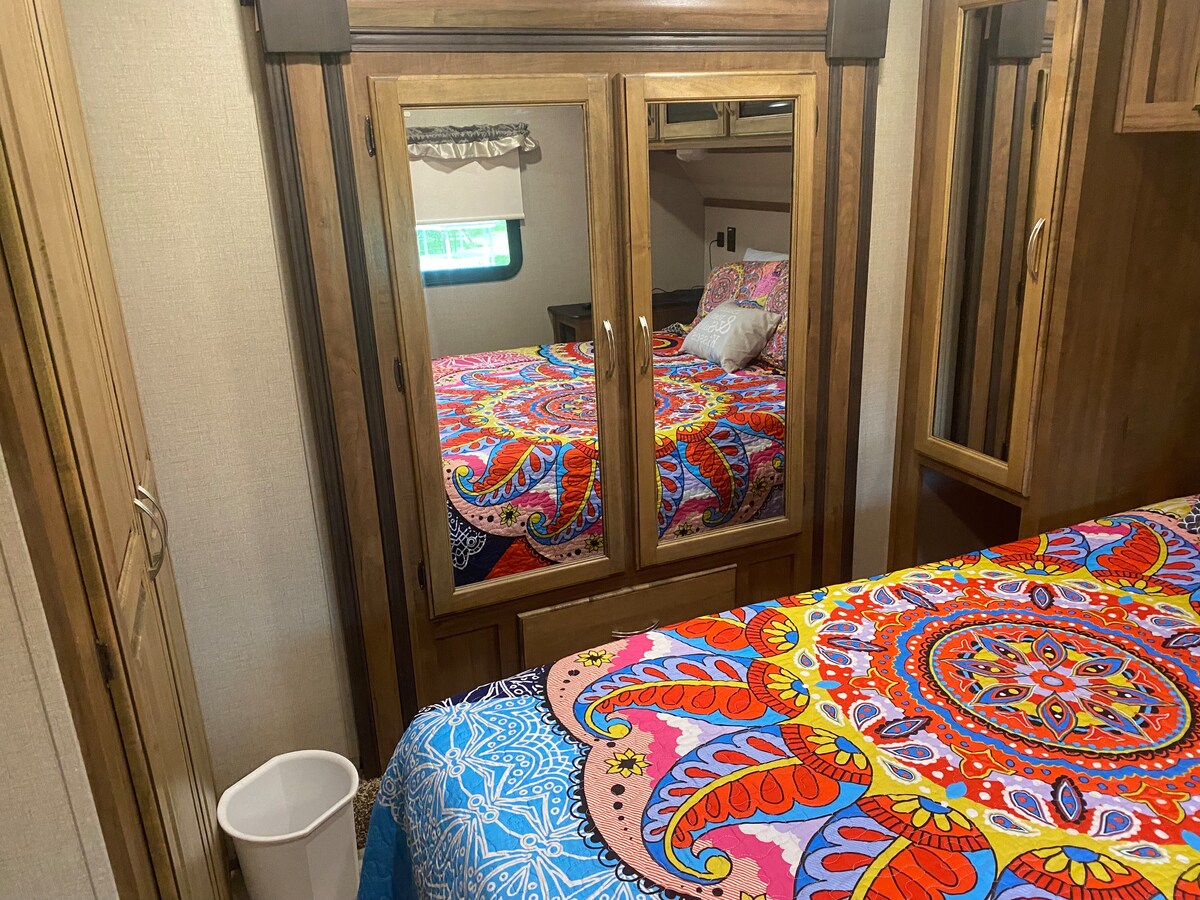 Santa’s getaway. A 3/2 camper that sleeps 9. Campers/RVs for Rent in