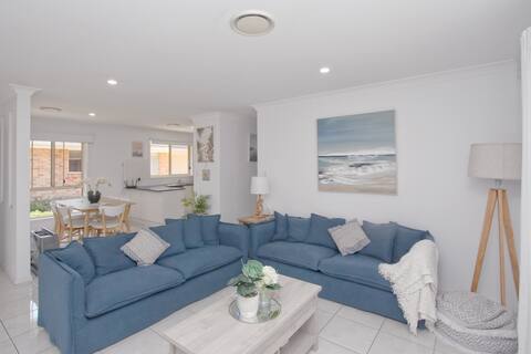 5 min walk to Ettalong beach close to shops