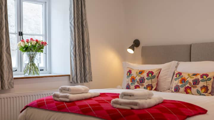 Dormitorio con cama king size