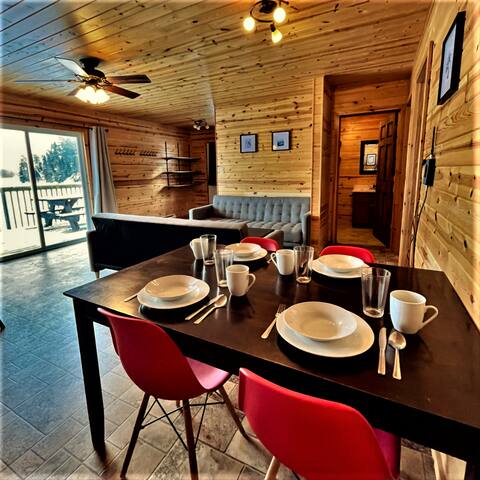 Waterfront Family Cabin w/shared Hot Tub & Sauna