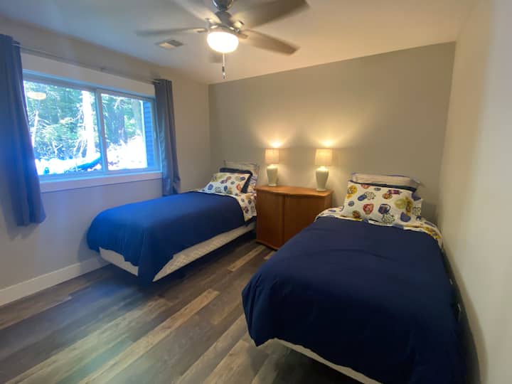 XL Twin საწოლი ხის ხედებით