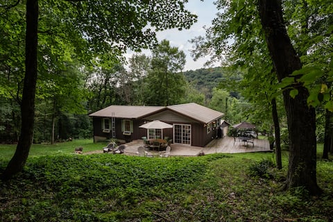 Peaceful Mohican Home, Pool Table, Wi-Fi, Hot Tub