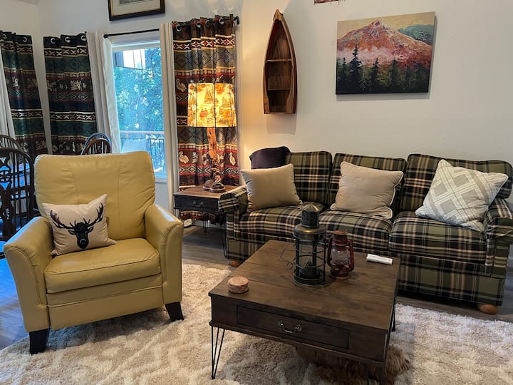 Charming lake cabin near Lassen Volc National Park