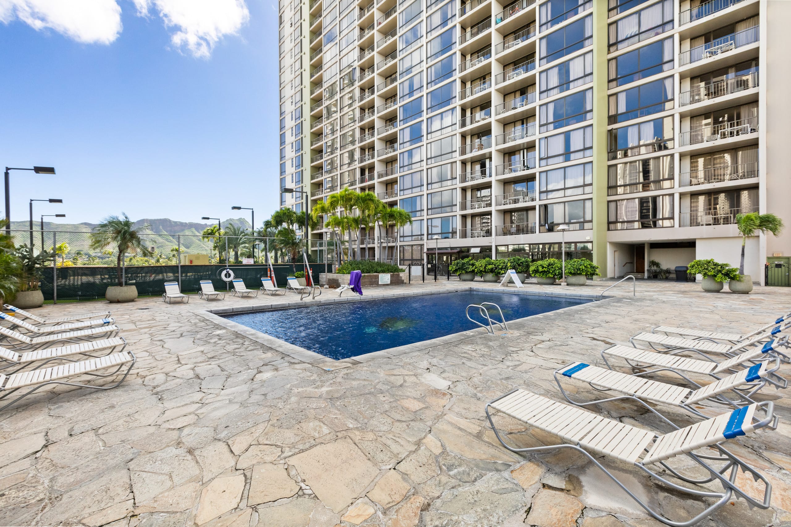 Condo in Honolulu · ★4.82 · 1 bedroom · 2 beds · 1 private bath - Image 32