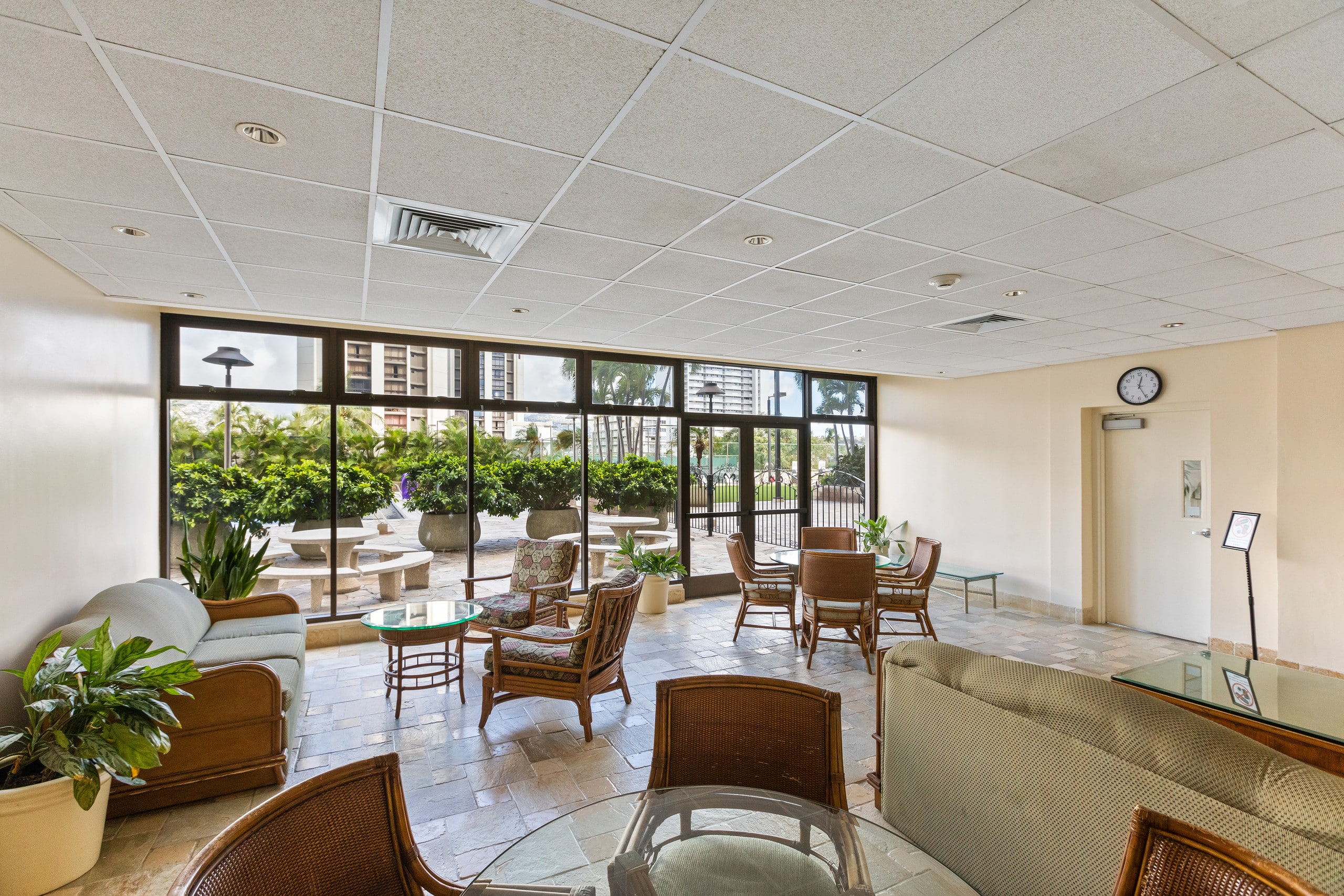 Condo in Honolulu · ★4.82 · 1 bedroom · 2 beds · 1 private bath - Image 28