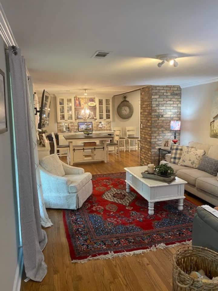 House At 350 Price
(Oxford Square & Ole Miss) - Oxford, MS