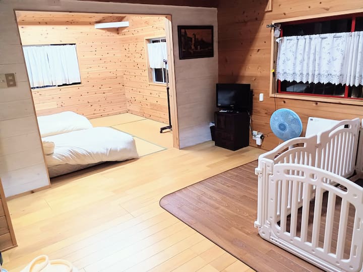 ⭐離れ寝室⭐
定員　4名
ペットちゃん　3頭迄(大型犬2頭まで)4

離れの2階は畳の部屋です。
ペットちゃんは、畳部屋ではマナーパンツの着用をお願いします！