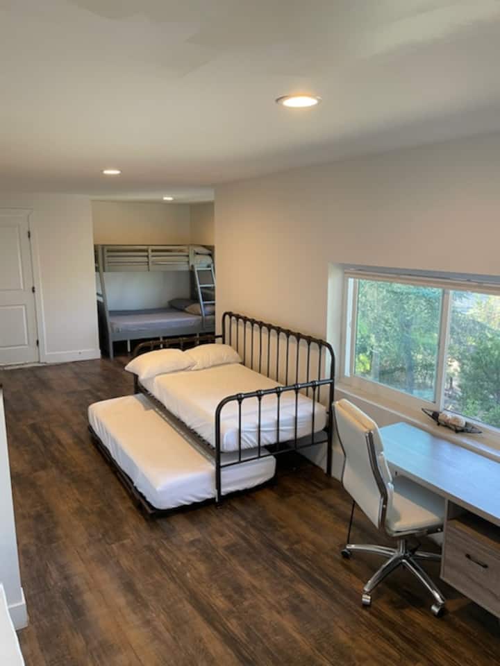 Spavaća soba s krevetom na kat (donji je madrac s punim madracem u kojem mogu spavati dvije osobe) i pomoćnim krevetom (dva kreveta). Ukupno pet osoba.