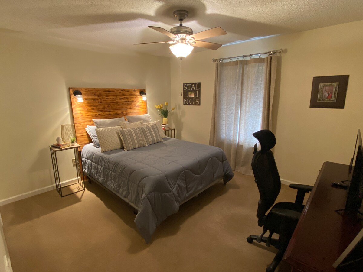 Dormitorio con cama matrimonial y área de oficina si necesitas trabajar durante tu estancia 