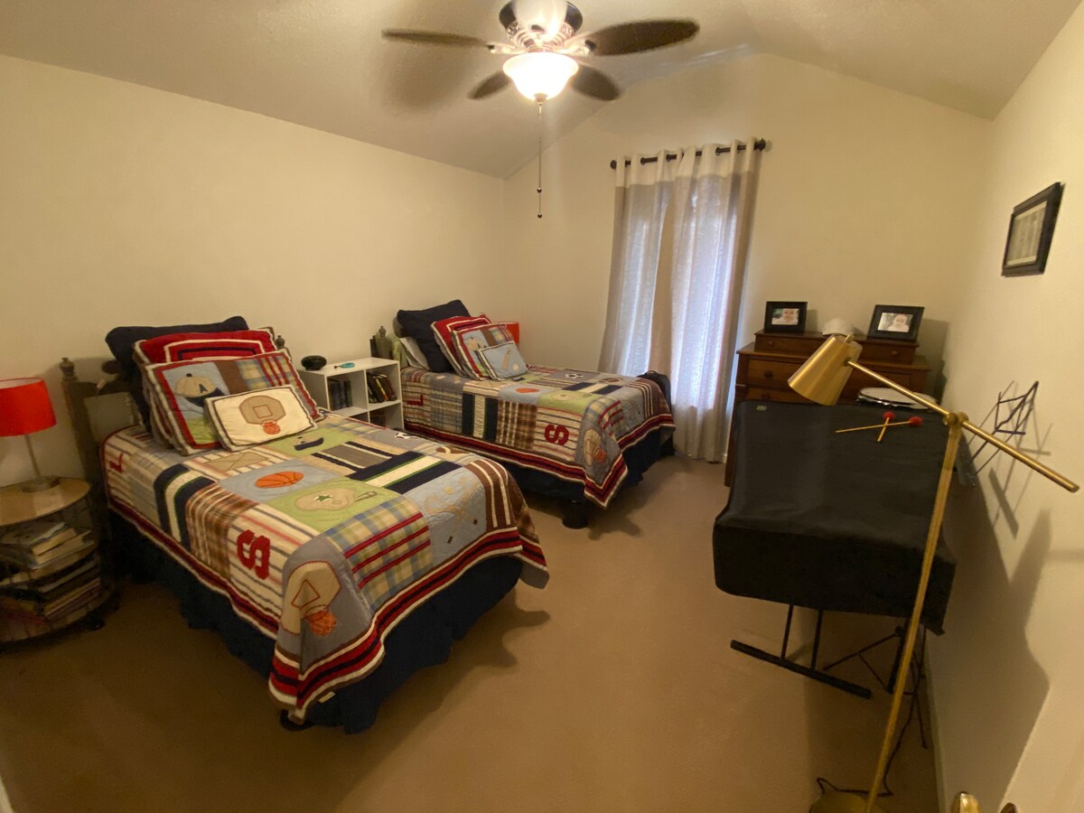 Dormitorio con dos camas individuales.