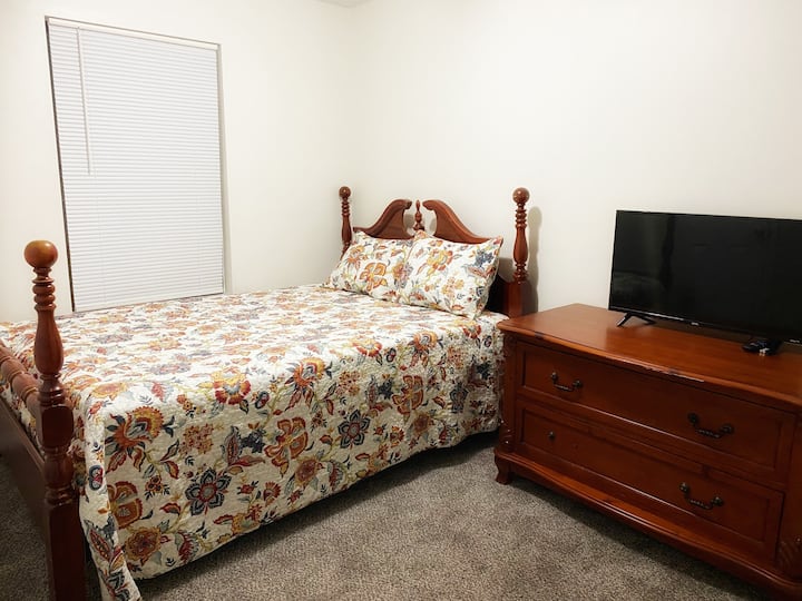 第二间卧室-标准双人床