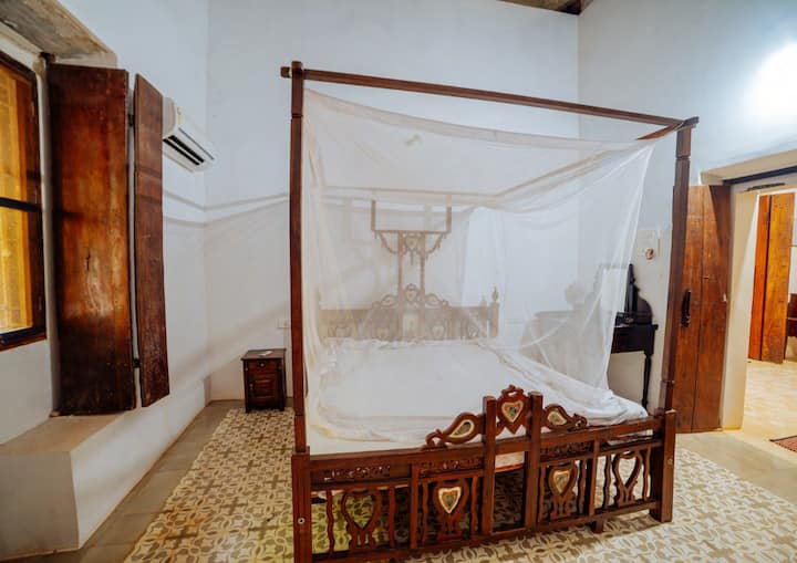 Bedroom 5 image 1