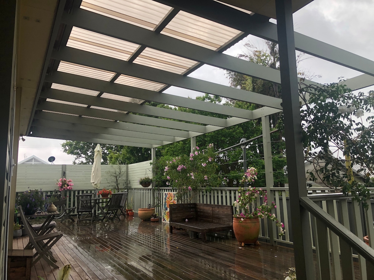 Top performing Airbnb: “Maisie’s” studio in central suburb New Lambton in Newcastle City Council