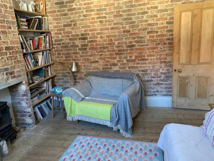 Втора спалня с разтегателен диван/ всекидневна.