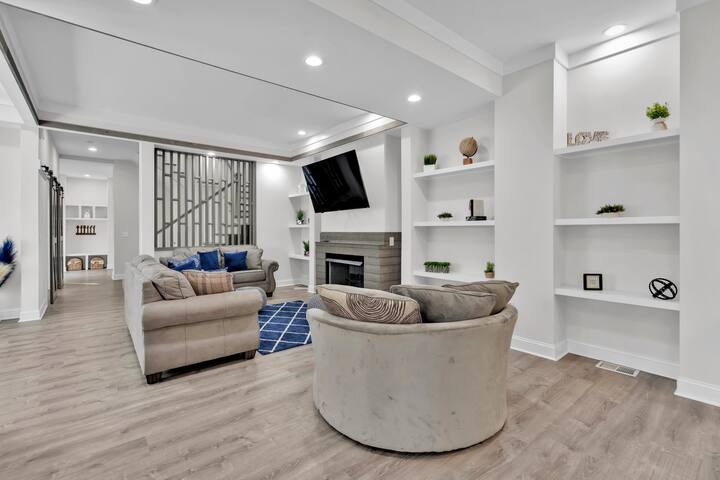 Luxury 4BR w/ Rooftop, Hot Tub, 4 Mins to Downtown gallery image 3