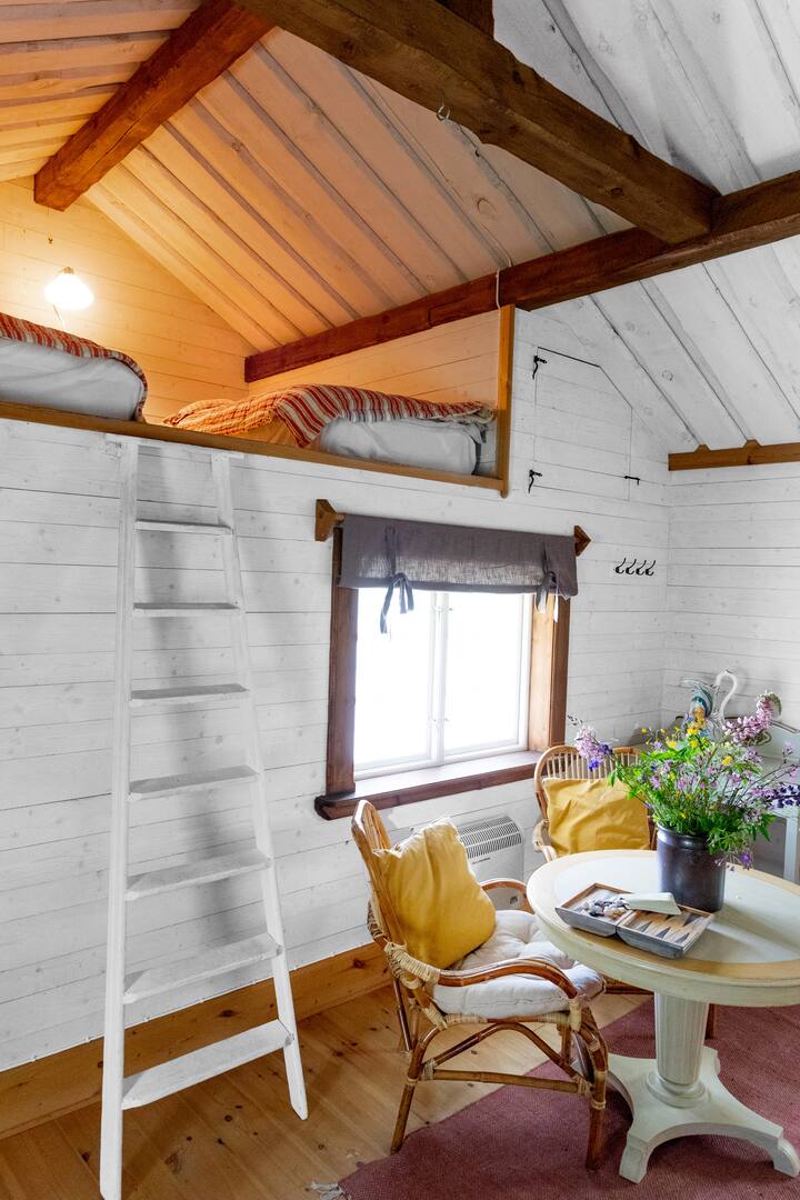 לופט ישן בבית הארחה עם שתי מיטות נפרדות.