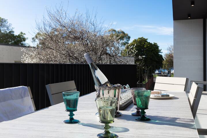 Beachside Hidden Gem, Luxurious Spacious Apartment gallery image 4