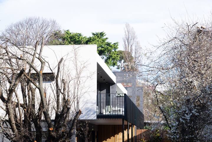 Beachside Hidden Gem, Luxurious Spacious Apartment gallery image 3