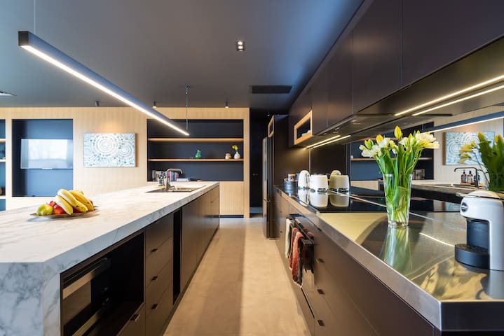 Beachside Hidden Gem, Luxurious Spacious Apartment gallery image 5