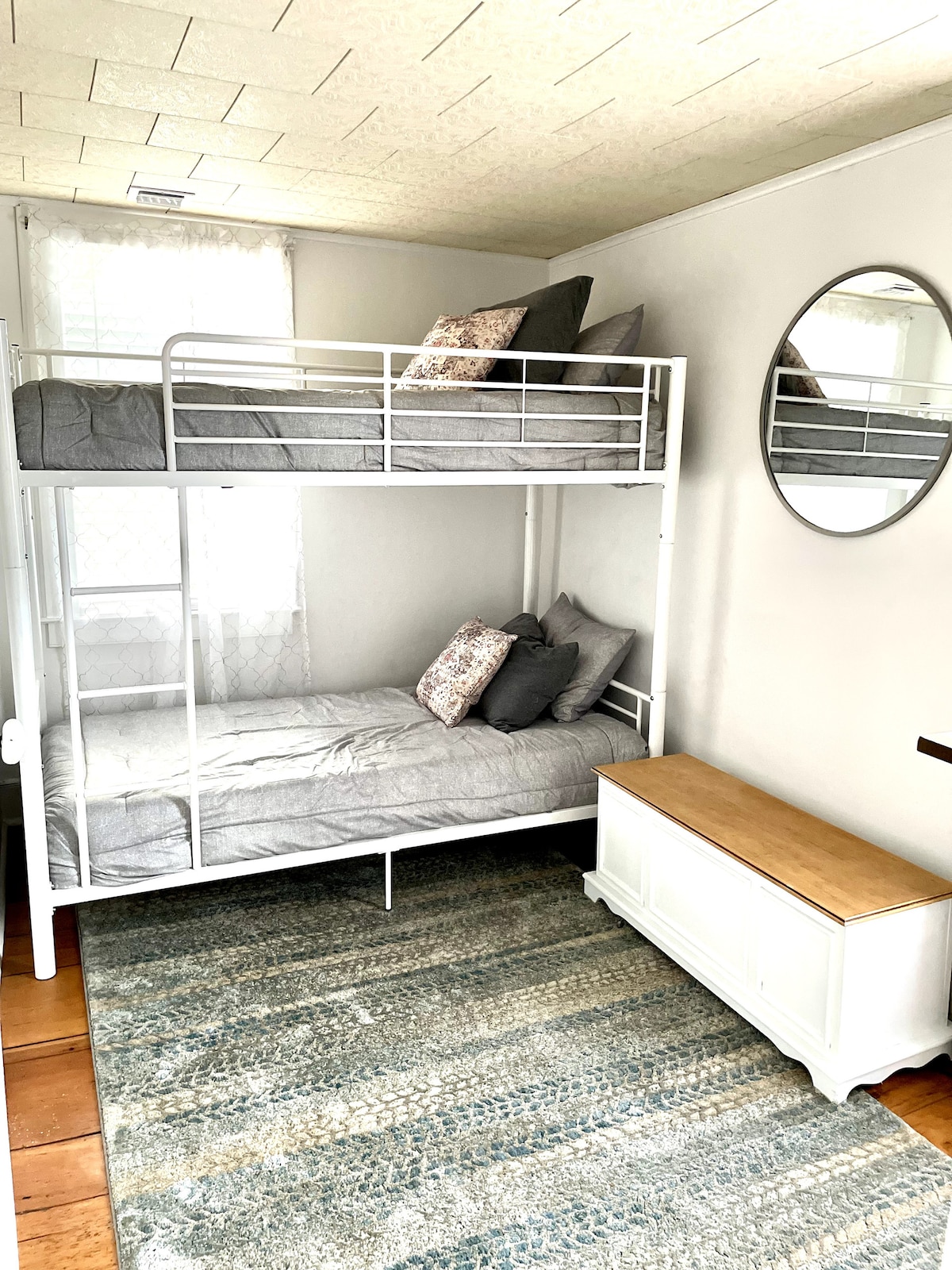 Sovrum #4/Två våningssängar! Observera att detta är ett mindre rum men ändå mysigt och mycket bekvämt för små barn, tonåringar och vuxna. Bänken (avbildad till höger) är full av böcker, leksaker, saker att göra för småbarn och små och stora barn!