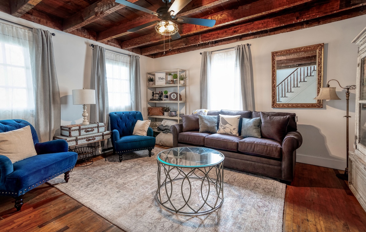 Välkommen till vardagsrummet #2! 

Denna soffa öppnar upp till en queen bäddsoffa med extra mysiga lakan och kuddar!

Vill du se något fantastiskt? Se till att titta upp och se handsnidade balkar i taket!!