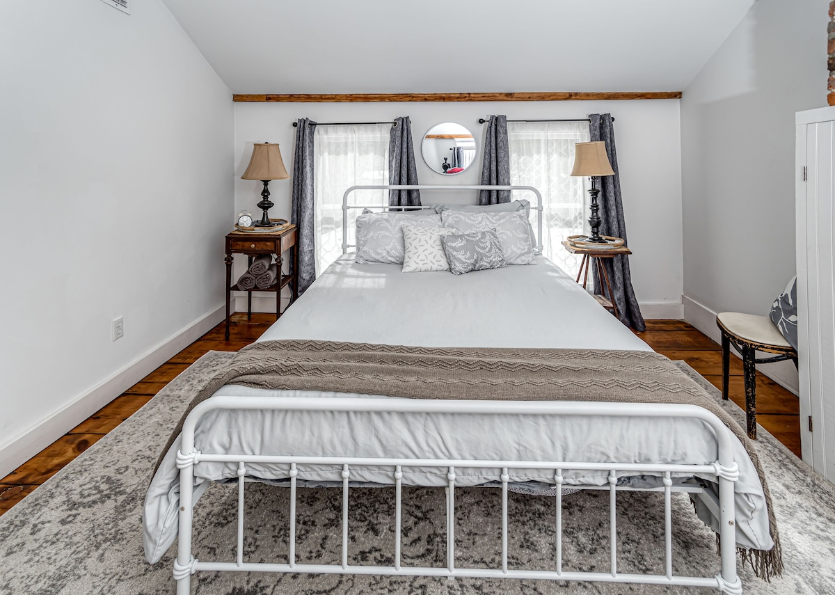 Sovrum #3/Queen Sovrum. 
Obs: Detta sovrum har en dörr och går ner till sovrum #2 och en annan dörr som går direkt nerför trappan! Detta hus har en sådan unik charm! :) 