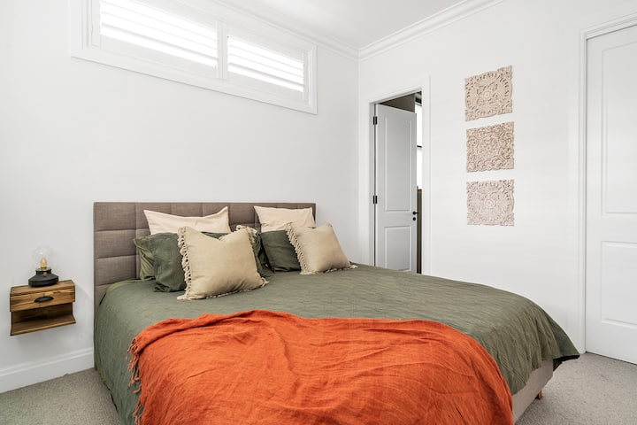 Prízemie - hlavná spálňa s manželskou posteľou King, vlastnou kúpeľňou a šatníkom