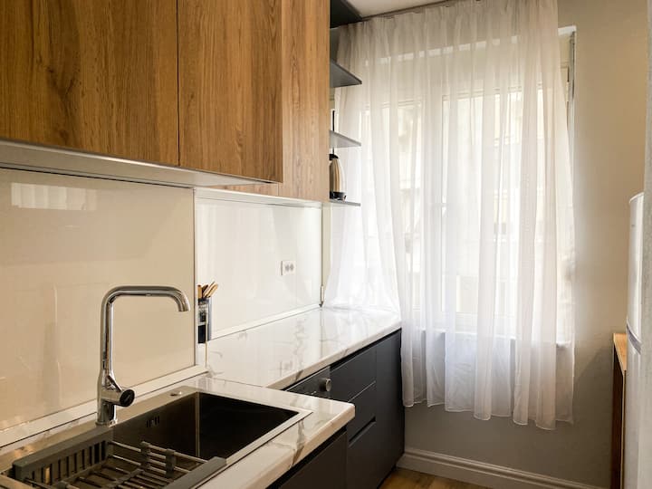 Centrally Located Glamorous Bright Apt Near Bazaar - Tirana