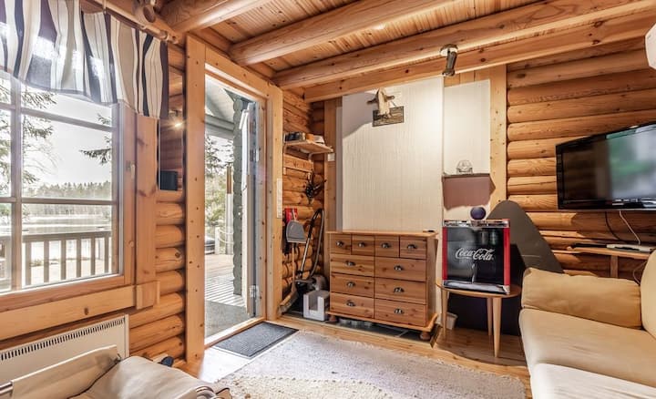 Jengo la Sauna lina chumba cha sauna na nyumba tofauti ya mbao iliyo na roshani.
Kuna televisheni, viti vya sofa na sofa ya watu wawili chini 