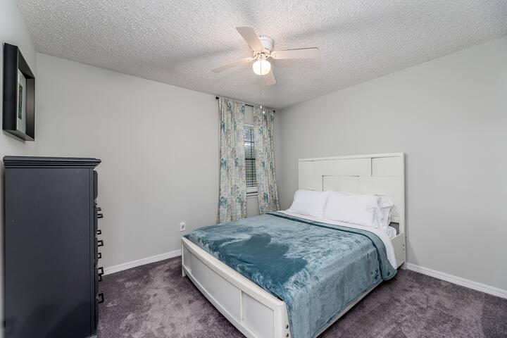 ห้องนอนมีเตียงควีนไซส์ 1 เตียง