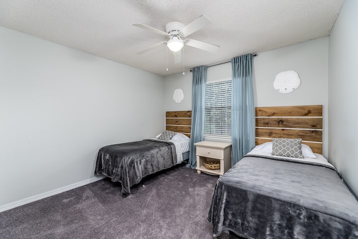 ห้องนอนพร้อมเตียงคู่