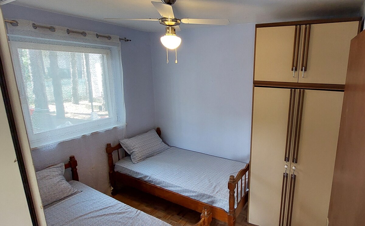 带2张1米宽单人床的第二间卧室