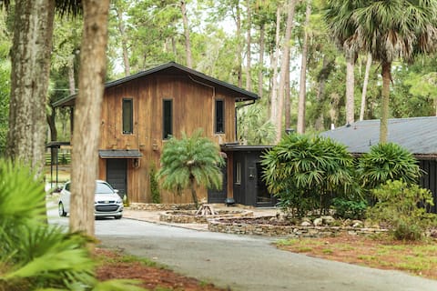 Home in Silver Springs, 67 Acres/3 Houses/18 Beds