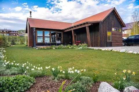 Cozy Ranch with Hot Tub near Bus Route. CB South.