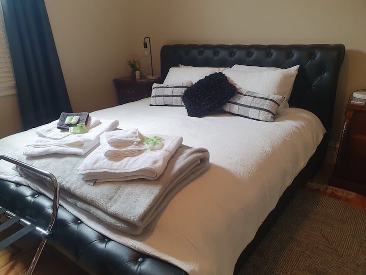  Kitanda cha ukubwa wa King.