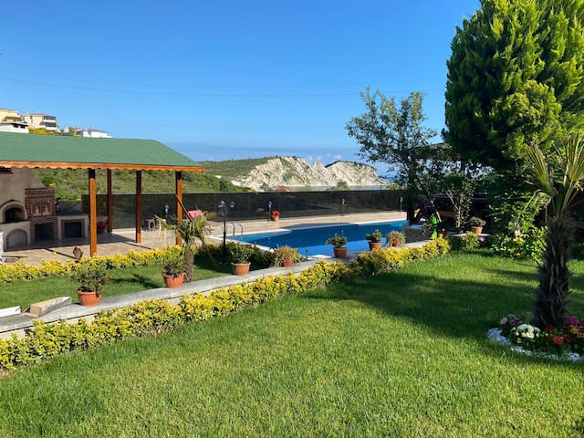 ŞİLE AĞVA yarı olimpik ısıtmalı havuzlu villa gallery image 2