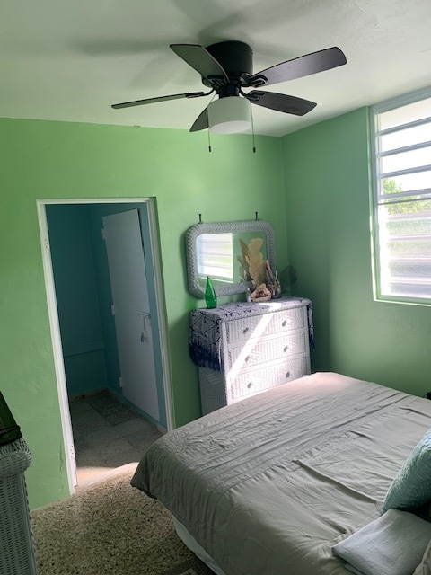 ห้องนอนมีพัดลมไฟและเครื่องปรับอากาศเพื่อการนอนหลับที่สะดวกสบายเตียงคู่/ควีนไซส์และตู้เสื้อผ้า 