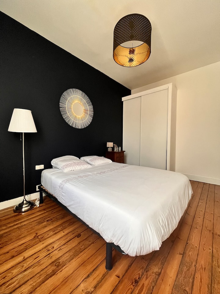 Dhomë gjumi me krevat 160 dhe dhomë zhveshjeje
