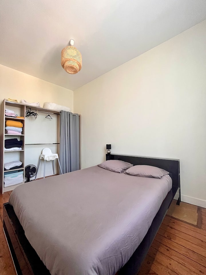 Dhomë gjumi me 140 krevate dhe dhomë zhveshjeje