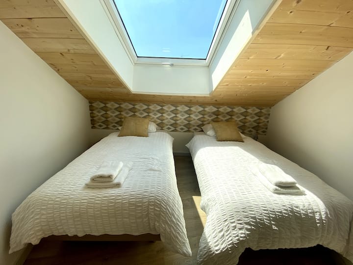 Chambre 2
2 Lits 90x190cm
Bicikl s roletama