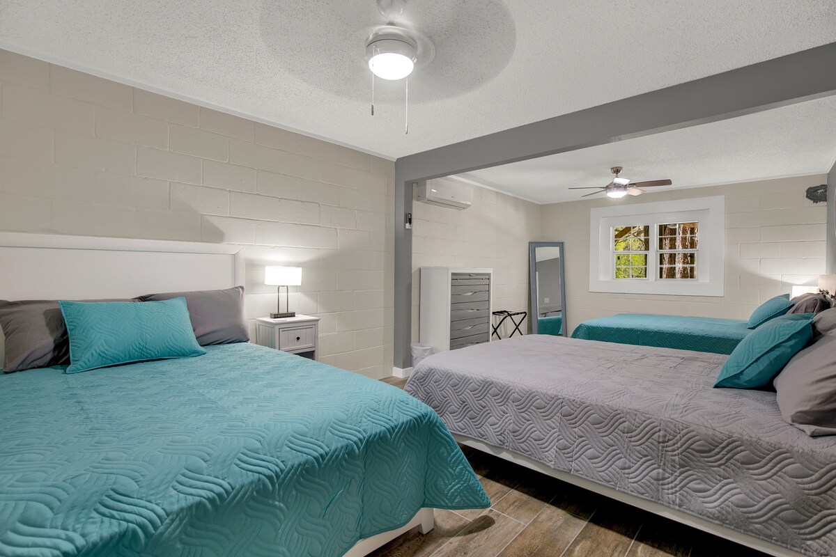 Spavaća soba u prizemlju s 2 bračna kreveta i 1 bračnim krevetom u punoj veličini.  Posteljina je osigurana 